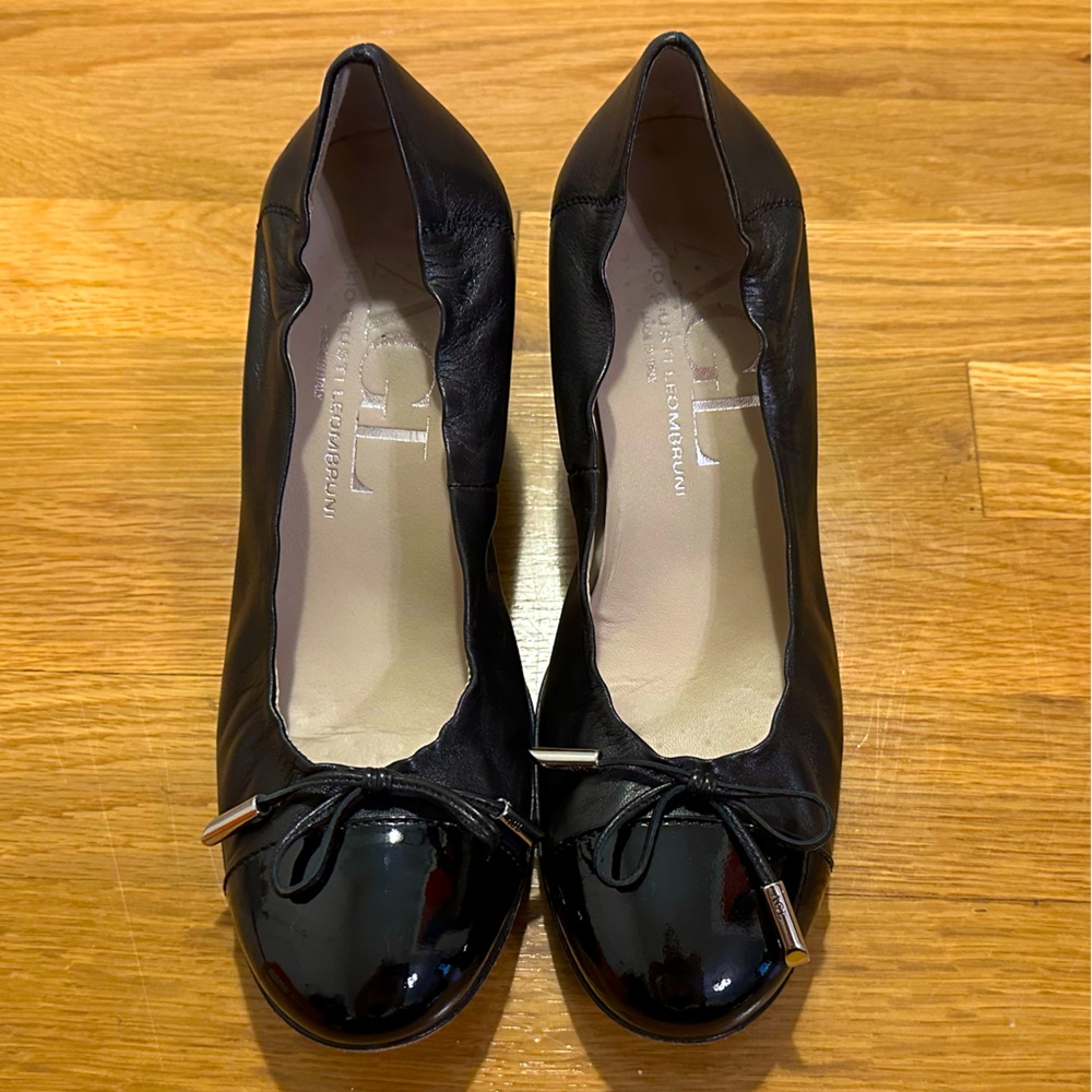 AGL Black Cap Toe Stretch Pumps-Bow Detail